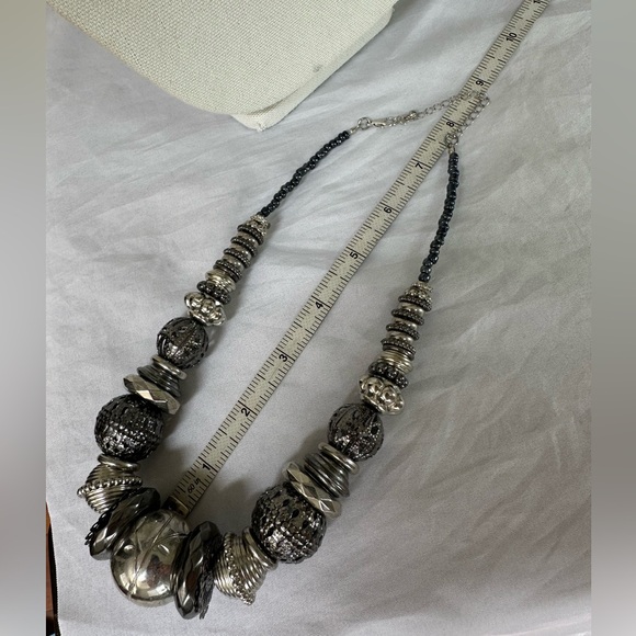 Large chunky silvertone bead statement necklace - Picture 4 of 6